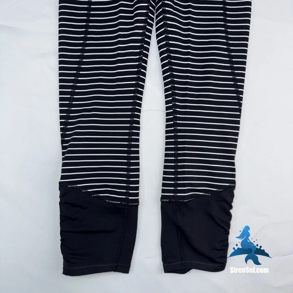1076 lululemon Runday Crop - Size 4 - Parallel Stripe Black/White - Picture 3 of 14
